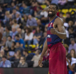 Shane Lawal vuelve a las canchas veinte meses después