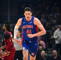 Mike Muscala pacta su salida de los Detroit Pistons