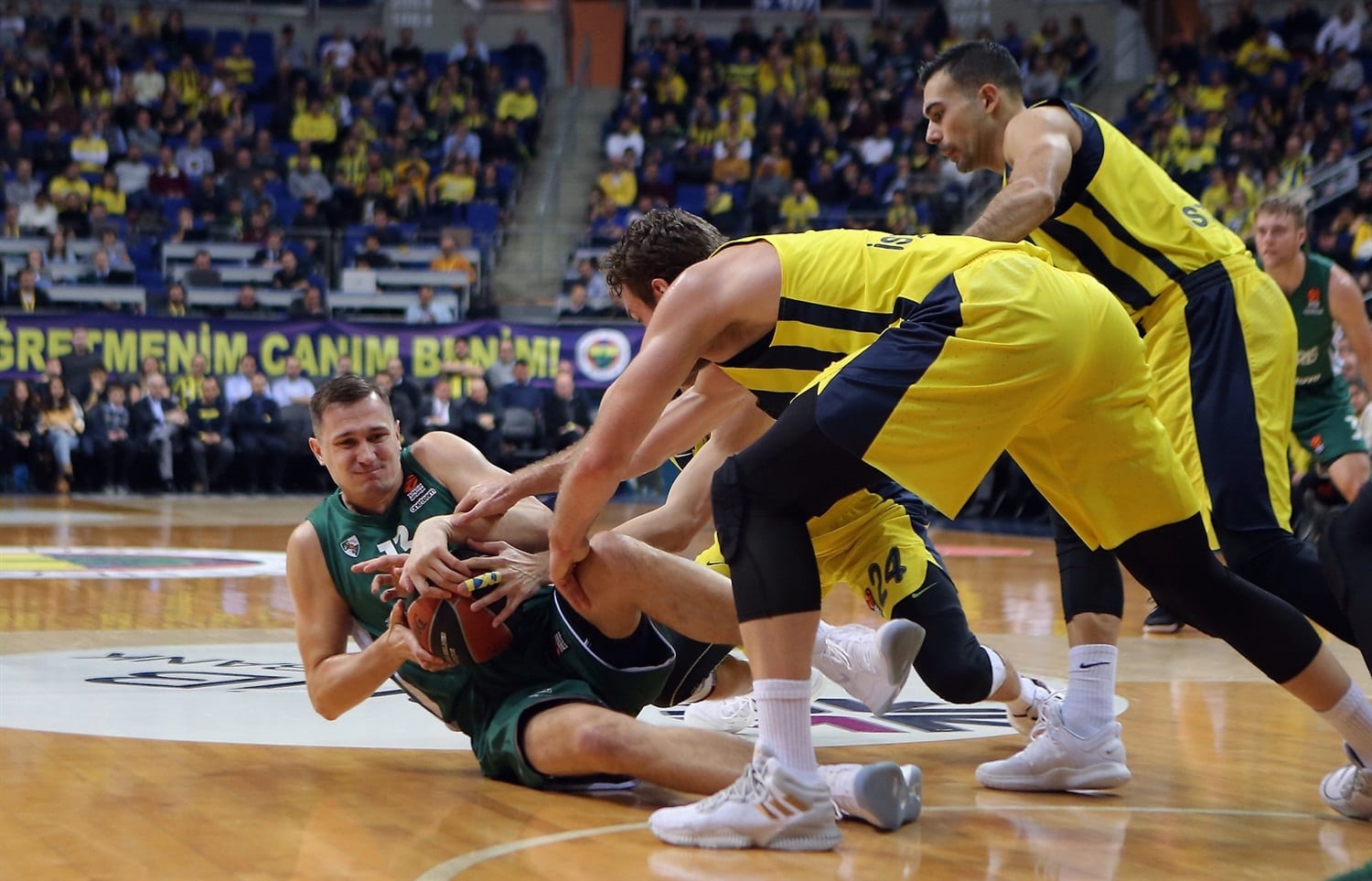 El Fenerbahce vuelve a la senda de las victorias (78-61)