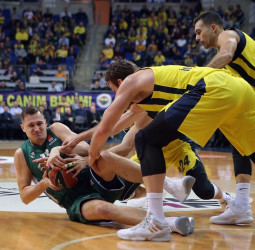 El Fenerbahce vuelve a la senda de las victorias (78-61)