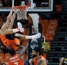 Valencia Basket gana contra el Maccabi de Tel Aviv un partido que no se debería haber disputado (75-66)