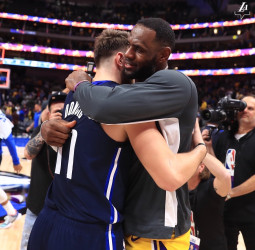 LeBron James y Luka Doncic hacen historia. Datos de un duelo épico