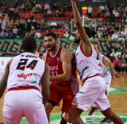 El BAXI Manresa tumba al vigente subcampeón y se sitúa líder de grupo (67-72)