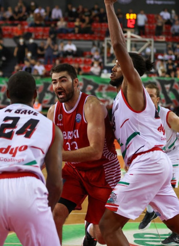 El BAXI Manresa tumba al vigente subcampeón y se sitúa líder de grupo (67-72)