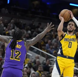 Haliburton y Siakam se combinan para ganar a los Lakers