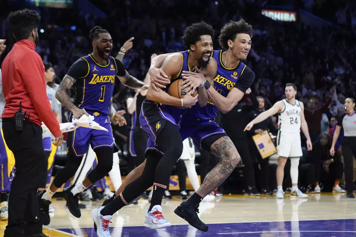 Russell pone los puntos y Dinwiddie la "acción defensiva" para ganar a los Bucks