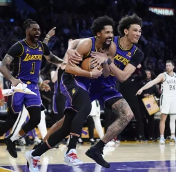 Russell pone los puntos y Dinwiddie la "acción defensiva" para ganar a los Bucks