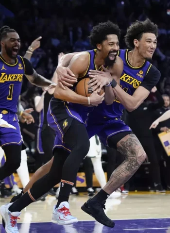 Russell pone los puntos y Dinwiddie la "acción defensiva" para ganar a los Bucks