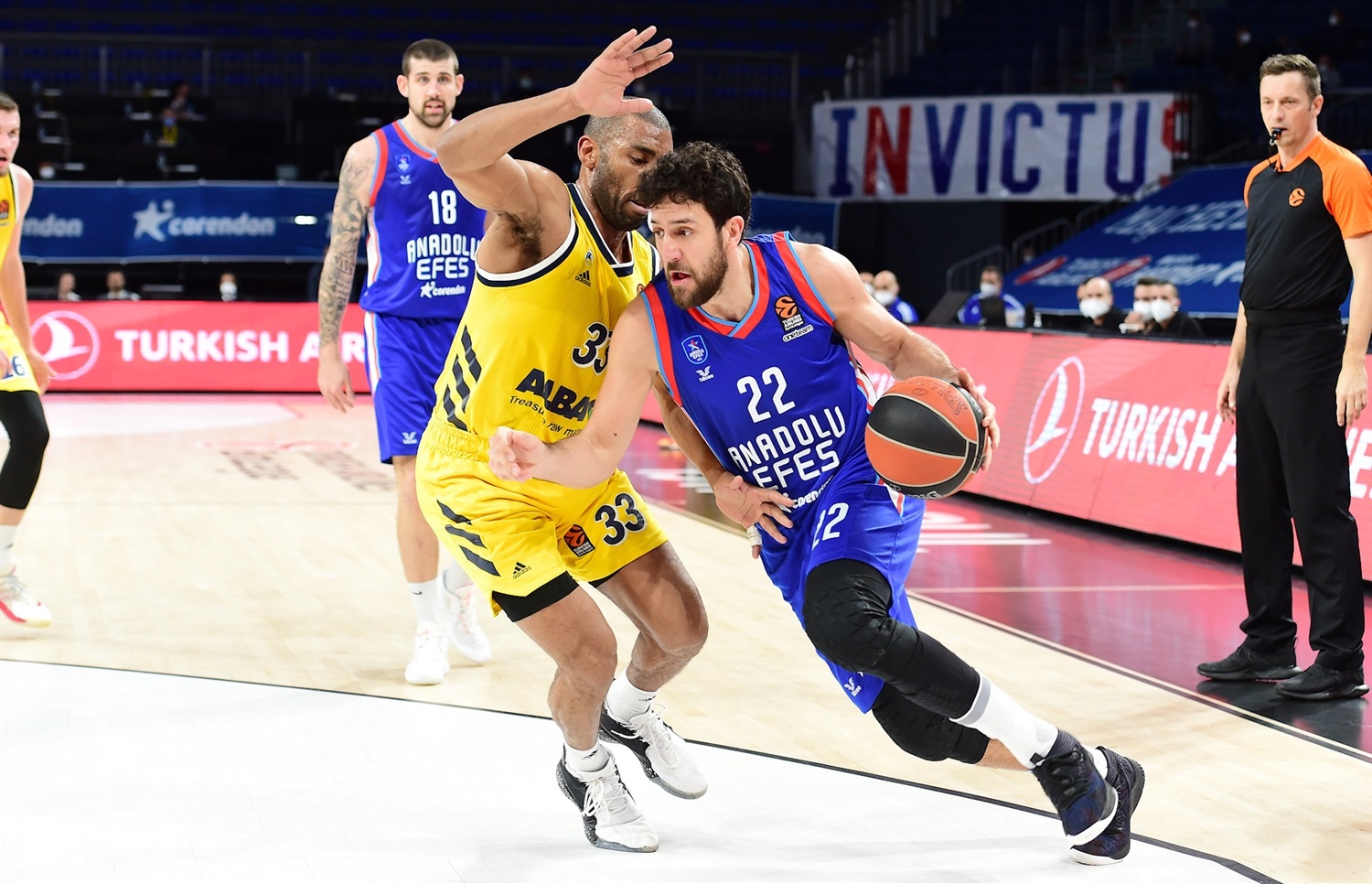Un Anadolu Efes de menos a más se impone al ALBA Berlín (84-76)