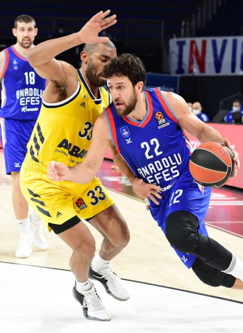 Un Anadolu Efes de menos a más se impone al ALBA Berlín (84-76)