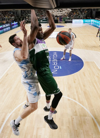 Fiesta en el Carpena para sellar el pase a la Copa del Rey (100-66)