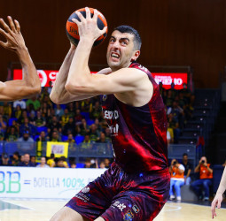 El Lenovo Tenerife no afloja y supera con autoridad al Surne Bilbao (73-57)