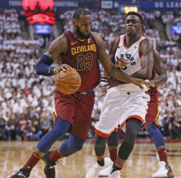 Los Cavaliers suman la primera en un final de infarto, Warriors ya con Curry en pista, se apunta la segunda