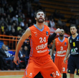 El Morabanc Andorra busca convencer a John Shurna