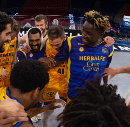 Un torbellino amarillo asola el Buesa Arena (78-99)