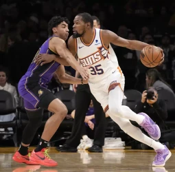 Bradley Beal se da un homenaje ante los Angeles Lakers