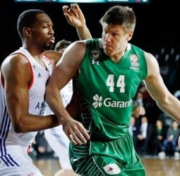 Luke Harangody negocia con el Armani Milán