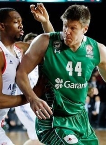 Luke Harangody negocia con el Armani Milán