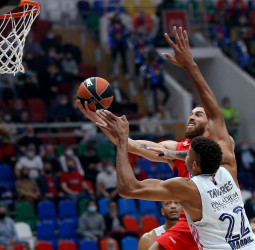 El Real Madrid pierde en Moscú en un final de locura (74-73)