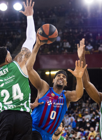 El líder no da ninguna opción al colista (83-63)