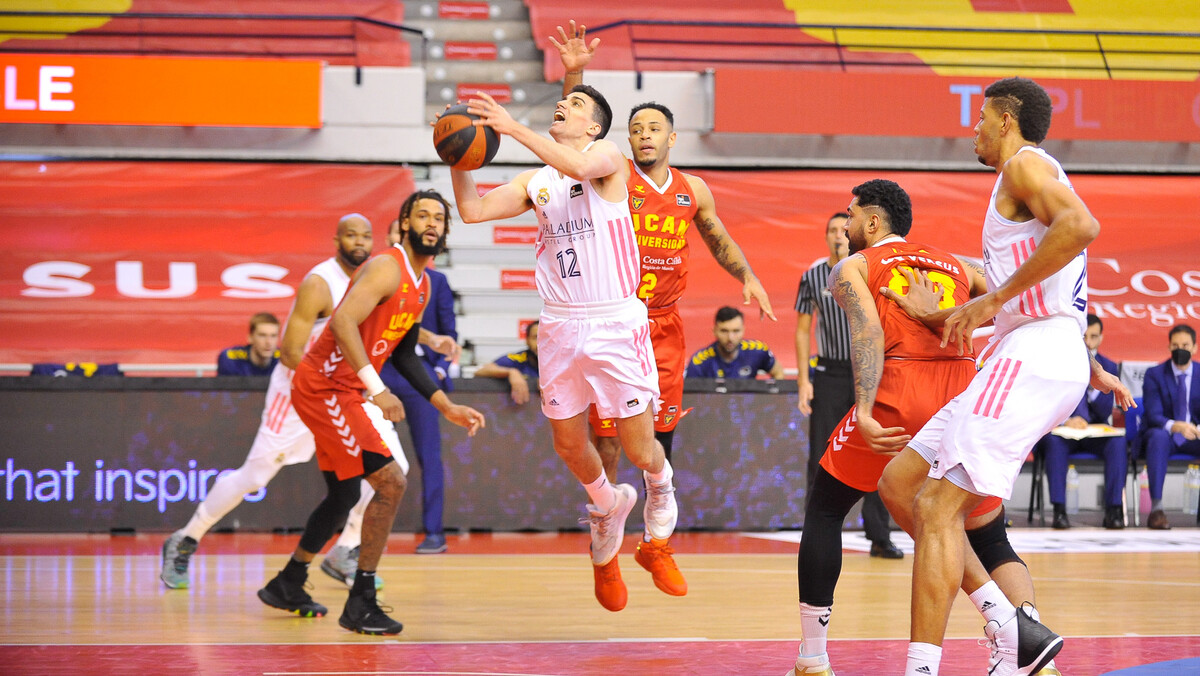 El Real Madrid vence en Murcia y continúa intratable a domicilio (58-74)
