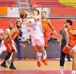 El Real Madrid vence en Murcia y continúa intratable a domicilio (58-74)