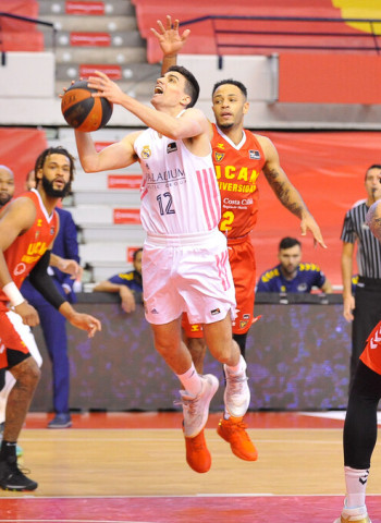 El Real Madrid vence en Murcia y continúa intratable a domicilio (58-74)