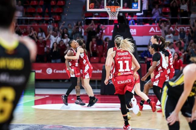 Tanaya Atkinson tumba al líder Hozono Global Jairs con un espectacular buzzer beater
