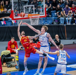 España gana en Bratislava un partido épico y encarrila la clasificación, 72-76