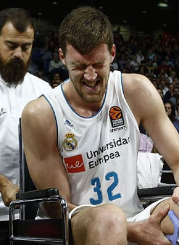 Ognjen Kuzmic se rompe ligamento cruzado anterior de la rodilla izquierda
