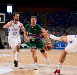 El Unicaja brilla ante el Real Madrid en el último baile de Carlos Cabezas (88-75)
