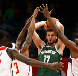 Los Milwaukee Bucks cortarán a Dragan Bender