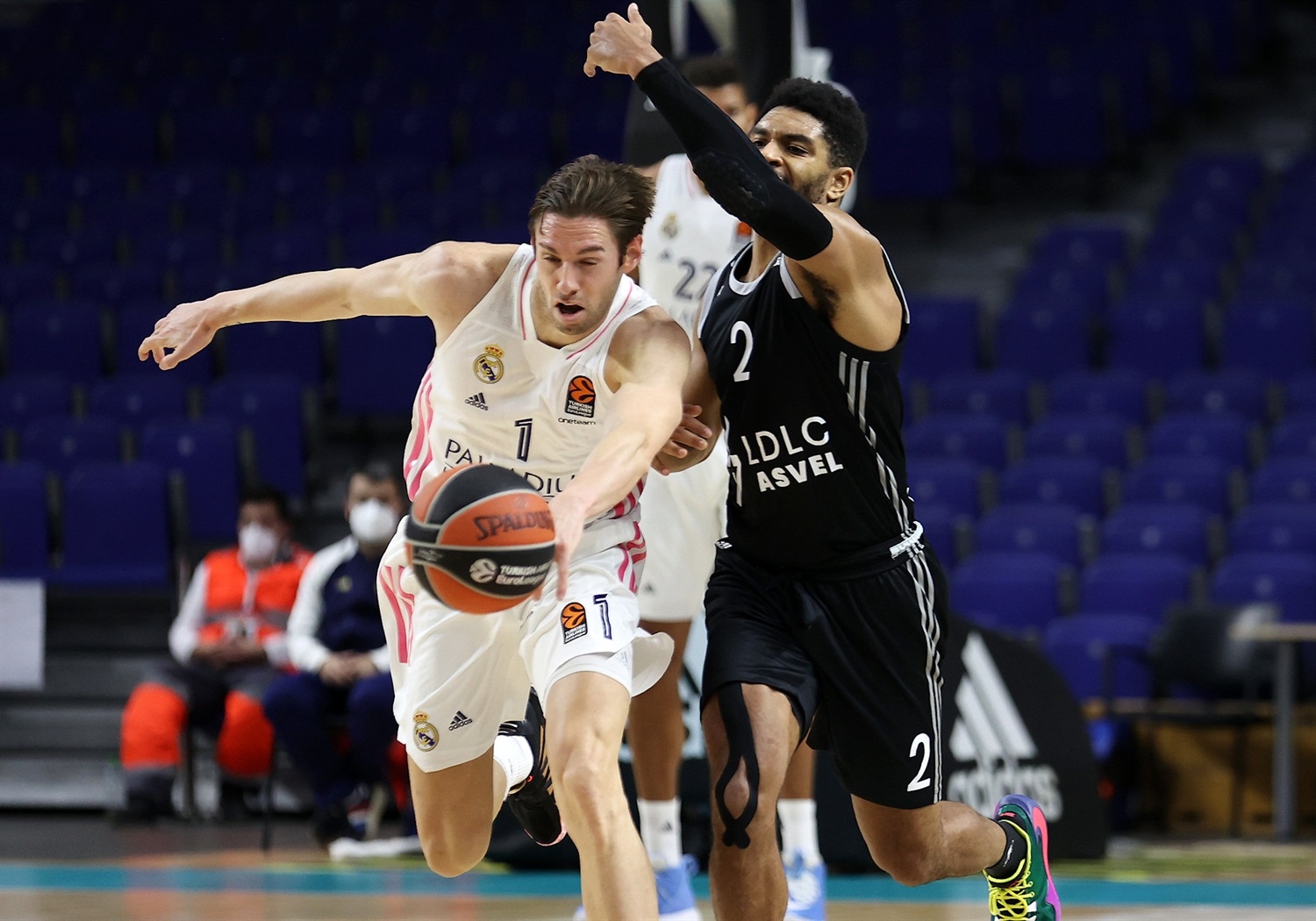 El Real Madrid remonta al Asvel con un espectacular último cuarto (91-84)