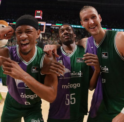Unicaja arrasa al Barça y se divierte haciendo historia en la acb (91-71)