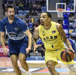 UCAM Murcia pasa por Santiago como un huracán (70-104)