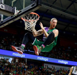 El Unicaja somete al Joventut y firma su segunda victoria en casa (113-91)