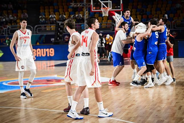 Un final adverso aboca a España a luchar por el bronce (63-66)