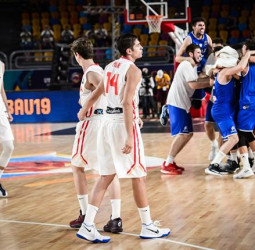 Un final adverso aboca a España a luchar por el bronce (63-66)