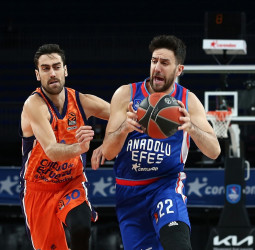 Valencia Basket no puede con el con el acierto del Anadolu Efes Istanbul (99-83)