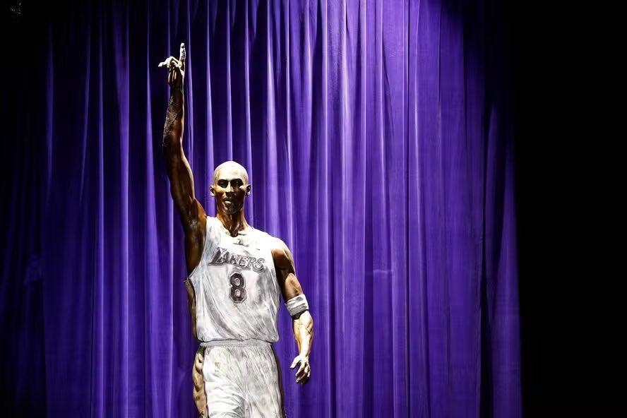Los Lakers exhiben una estatua en honor a Kobe Bryant