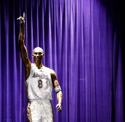 Los Lakers exhiben una estatua en honor a Kobe Bryant