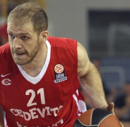 James White, Jacob Pullen, Henry Walker y Luka Zoric están en el mercado