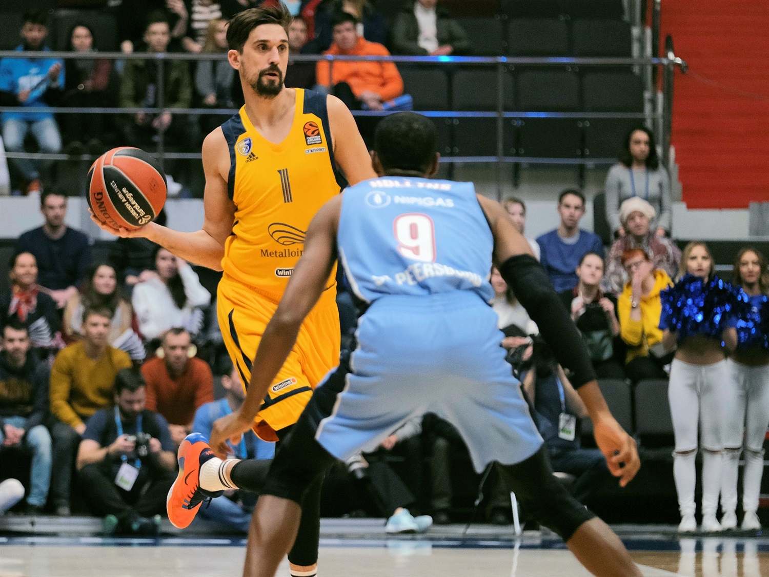 Booker y Shved marcan el camino ante el Zenit (73-87)