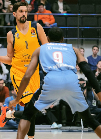 Booker y Shved marcan el camino ante el Zenit (73-87)