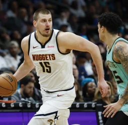 Nikola Jokic y los Nuggets superan a los Hornets en un emocionante duelo, 107-104