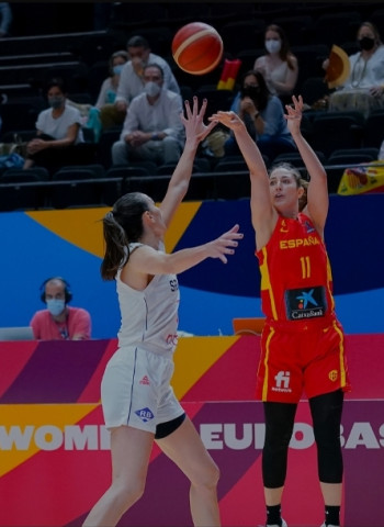 La campeona cae ante las dificultades y una gran Serbia (71-64)
