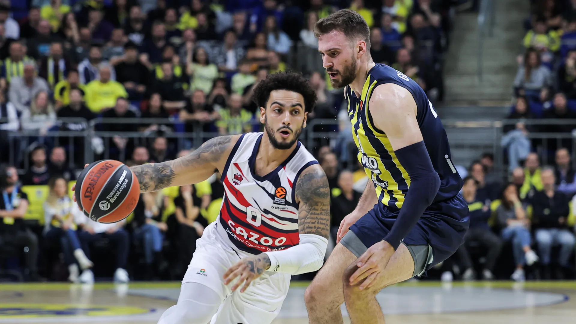 El Baskonia se lleva un disputado duelo ante el Fenerbahce, 80-79