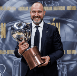 El Real Madrid anuncia la renovación de Chus Mateo