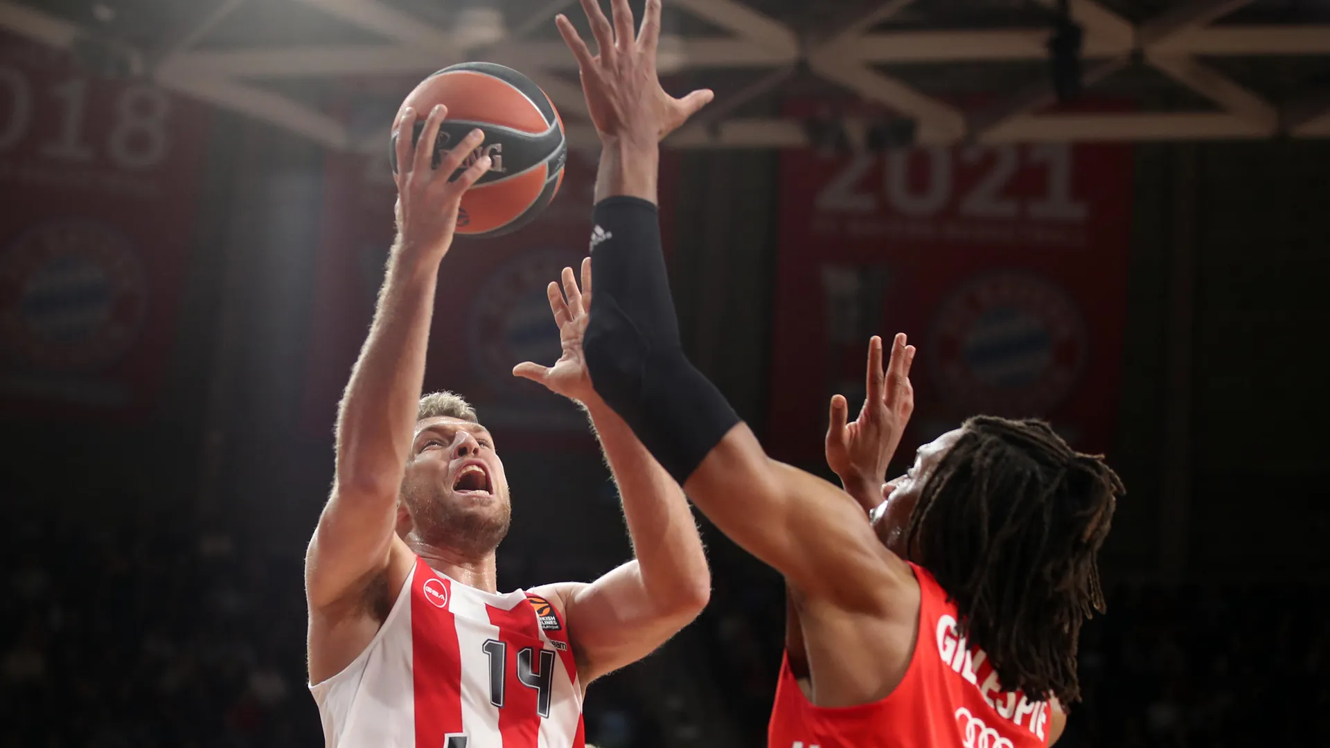 La noche de Vezenkov ayuda al Olympiacos a vencer al Bayern (71-82)