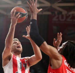 La noche de Vezenkov ayuda al Olympiacos a vencer al Bayern (71-82)